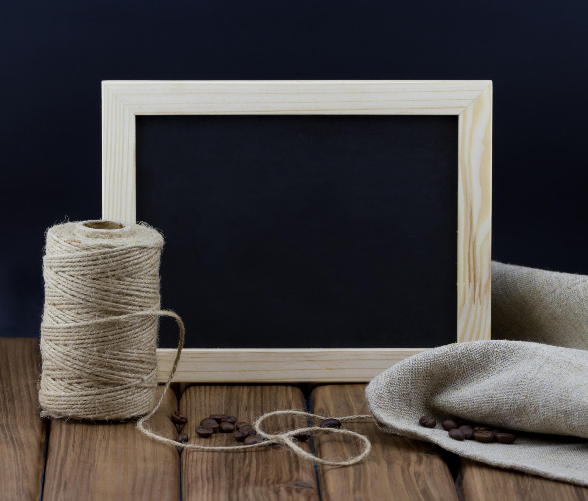Atelier mit Stickrahmen und Garn